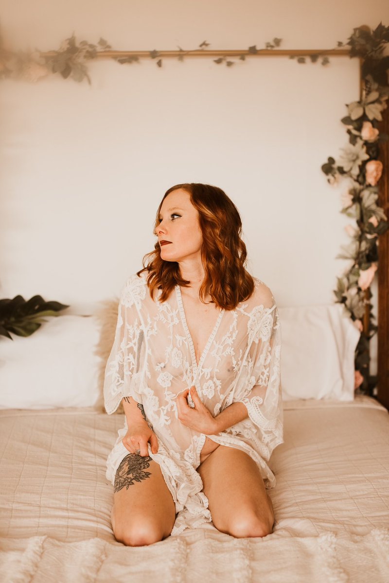 chelspire's tweet photo. Posted these on IG and my mom got mad lol so here you go, Twitter 💥🖕🏻 #boudoir  #redhead #girlswithtattoos https://t.co/W1jsUEq8Iq