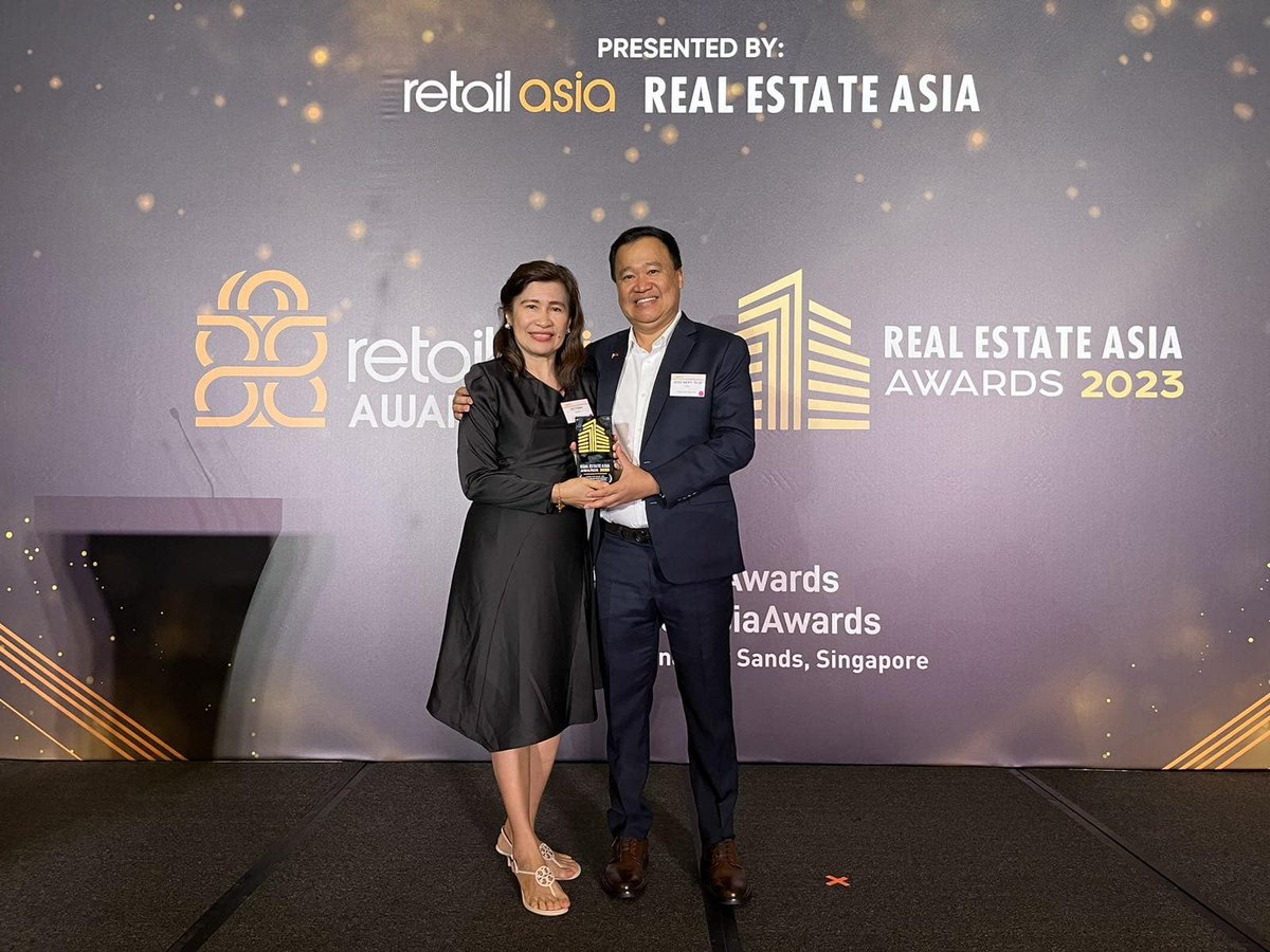 PdPTownship's tweet photo. Pueblo de Panay Township is Real Estate Asia’s Masterplan Development of the Year! Pueblo de Panay, Inc. President &amp; CEO Bub Ong, VP for Corporate Affairs Hariette Ong-Banzon, COO Lex Lavin, and CIO Peter Banzon receive the award on behalf of the company.

#realestateasiaawards https://t.co/WIBMWbBvoY