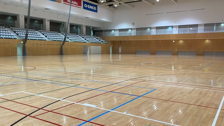 futsal1958's tweet photo. 2 hours

That's how long Sumida head coach @tk04140616 said it took to set up the Sumida Municipal Gym for tonight's Sumida-Shonan match.

To put down all of that masking tape and signage, not to mention set up the equipment, that's pretty damn fast.

Before and after⬇️ https://t.co/uErPoep7Sf