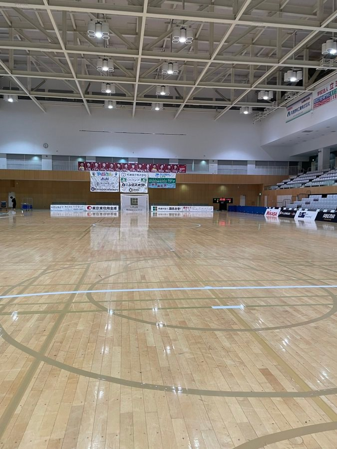 futsal1958's tweet photo. 2 hours

That's how long Sumida head coach @tk04140616 said it took to set up the Sumida Municipal Gym for tonight's Sumida-Shonan match.

To put down all of that masking tape and signage, not to mention set up the equipment, that's pretty damn fast.

Before and after⬇️ https://t.co/uErPoep7Sf