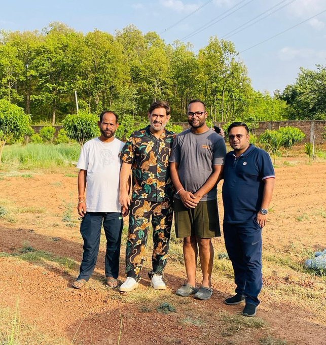 लंबे वक्त के बाद नरेंद्र के साथ दिखे महेंद्र सिंह धोनी, दो भाइयों की जोड़ी ने सोशल मीडिया पर… After a long time, Mahendra Singh Dhoni appeared with Narendra, the pair of two brothers created…