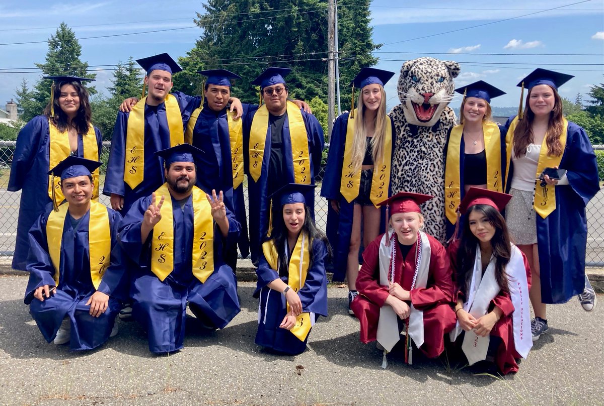 EPS_LowellES's tweet photo. So fun welcoming seniors back to their elementary school! The leopard led the walk, 5th-graders followed seniors to celebrate finishing elementary school, &amp; grads spoke to 5th-graders about future plans &amp; Lowell memories. @EPS_Region1 @EPS_EverettHS @CascadeBruins @EverettSchools https://t.co/vy2kSuxgtV