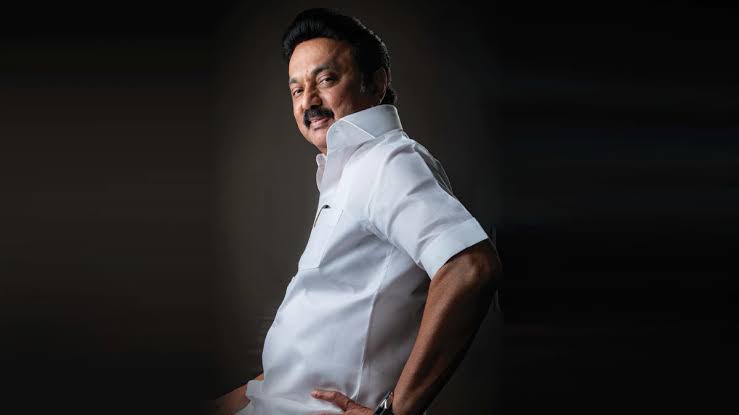 Profdilipmandal's tweet photo. Please join me in raising a thunderous applause 👏🏽 for M.K. Stalin, a man of strength, resolve, and unparalleled leadership.

I am in utter awe of this man, M.K. Stalin, for not just being a man, but for epitomizing the very essence of leadership! 🔥

As the Union government and ED endeavour to tear down one of his comrades, his cabinet minister, #SenthilBalaji, this extraordinary man, M.K. Stalin, along with the indomitable DMK @arivalayam , stand as an unyielding fortress protecting him from the central agencies.

In the face of crisis, parties typically abandon their leaders and coalition partners with alarming alacrity.

The NCP and Uddhav Thackeray, in a disheartening move, discarded their home minister, Anil Deshmukh, as if he were inconsequential.

The Samajwadi Party, regrettably, never demonstrated a shred of indignation over the ruthless persecution of Azam Khan.

The Congress, in an unforgettable betrayal, cast aside its most trusted partner, Lalu Yadav, in 2013, and ensured with a cold heart that he never set foot in the Parliament or assembly again.

The Congress, in another shocking move, severed ties with its ally, the DMK, and unjustly zeroed in on A Raja and Kanimozhi. The so-called 2G scam turned out to be nothing but a hollow controversy.

Mamata Banerjee is known for dumping TMC leaders. That’s true of Arvind Kejriwal also. 

The BJP, I must admit, has a somewhat superior track record in safeguarding its leaders, but even it stumbled in the case of Nupur Sharma. The BJP should admit its failure in nurturing its spokesperson appropriately. The blame lies squarely on Nadda's shoulders.

Stalin is not just a leader, he is a beacon of hope. He may mete out punishment to his minister at a later date, but that is his prerogative and his alone. Not now. Neither Delhi nor the ED is permitted to intrude.

As outsiders launch their attacks on his minister, he stands by him, not just with strength, but with an unmatched, vehement resolve. That's it.

For the moment, #SenthilBalaji will be in the cabinet. Come what May. 

A round of applause for you, comrade @mkstalin. In the grand theatre of politics, you are, without a shred of doubt, the most magnificent