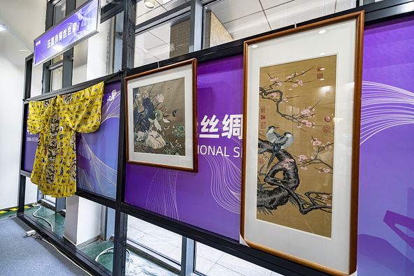 LivingHeritage7's tweet image. The China International Silk Expo, held in #Hangzhou, showcased China's #intangibleculturalheritage that included #ShuEmbroidery and #SongBrocade.

It also featured the latest technology such as the integration of #AI and silk. @exposinchina