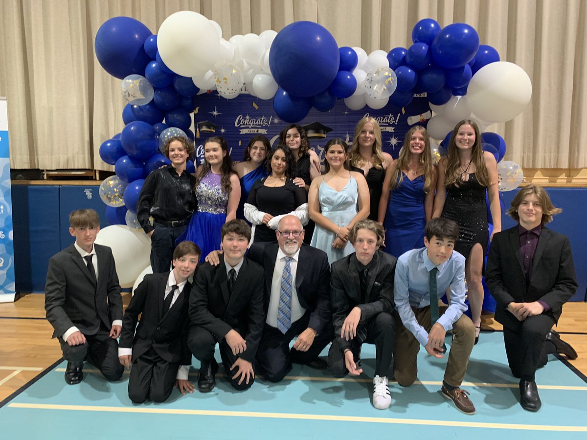 Belle soirée de promotion pour la « Fête des finissantes et des finissants de 8e année »!   
Félicitations les Dauphins!