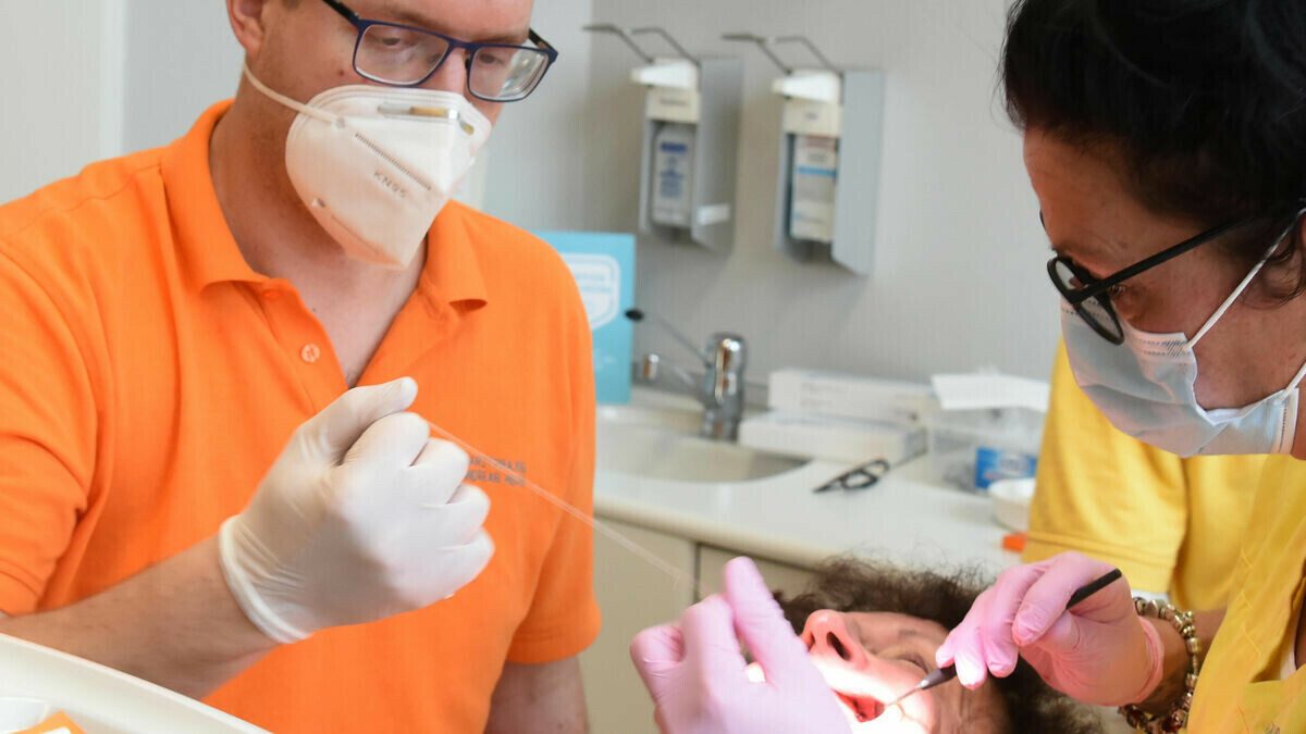 le_Parisien's tweet image. À compter du 1er octobre, la prise en charge des soins dentaires par la Sécu passera de 70% à 60%.

Un déremboursement évalué à 500 M€ en année pleine.

💬 «Cette décision aura des conséquences sur les cotisations», avertissent les mutualistes

➡️ l.leparisien.fr/46yB