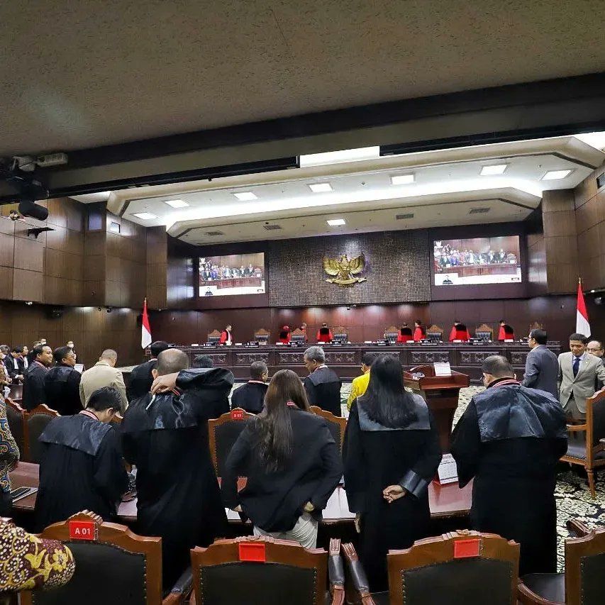 Sekjen PKS Habib Aboe Bakar Al Habsyi dan Kuasa Hukum PKS Zainuddin Paru menghadiri sidang putusan uji materi dalam pasal UU nomor 7 tahun 2017 tentang sistem pemilu di Mahkamah Konstitusi (MK) , Kamis (15/6/2023).

#PKSpembelaRakyat #PKS