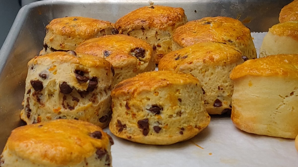 TeaLula's tweet photo. Our house scones comin' out hot for today's afternoon tea service. One traditional scone (recipe from Sheila's travels to an Irish tea room) and Chef's choice: orange and chocolate scone. #teatime https://t.co/VhTQCra1dM