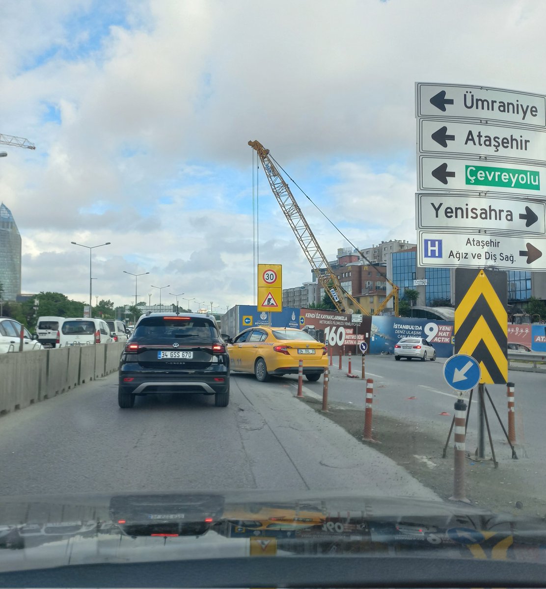 Yenisahra metro istasyonu çalışmasının  bulunduğu yerdeki yol daraltma kısmında bulunan delinatörlerin bir kısmı uzun süredir eksik.  Uyanık geçinen şoförlerimiz sürekli bu boşluktan dalış yapmakta. Rica ederim şuradaki eksikleri tamamlayın. <a href="/KarayollariGM/">Karayolları Genel Müdürlüğü</a> <a href="/istanbulbld/">İstanbul Büyükşehir Belediyesi</a>