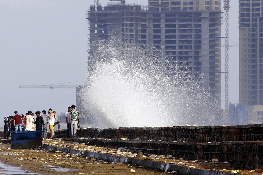 XHNews's tweet photo. Gale winds and rains have swept over Pakistan's Karachi under influence of cyclonic storm #Biparjoy, with  around 100,000 people evacuated #AsiaAlbum https://t.co/73w5t6vMuE https://t.co/XBHorKlZl2
