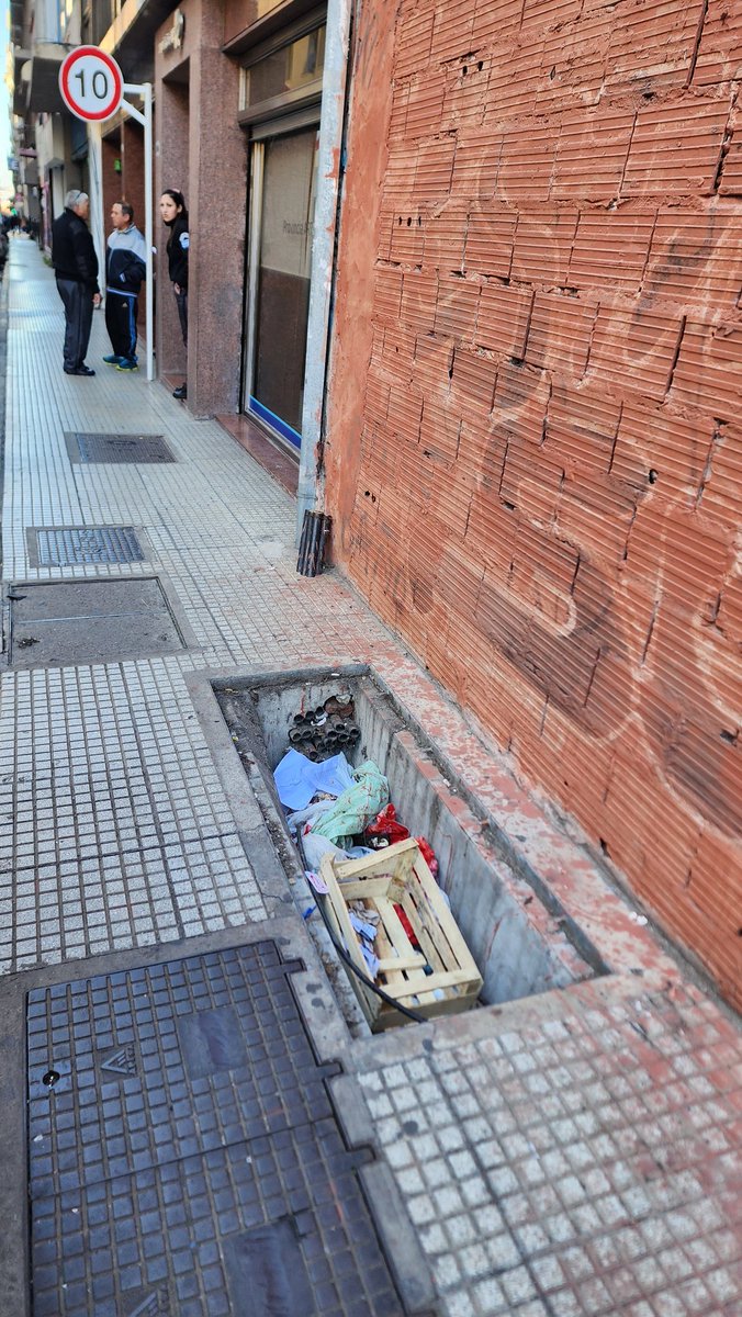 rmgalaz's tweet photo. @horaciorlarreta @gcba @BACiudadVerde @FestivalesGCBA @CanalCiudadBA Hola CABA, en la calle Bartolomé Mitre al 800, tenemos ese "olvido" y otro más en la cuadra. Los podrán tapar? Perfectamente puede haber un accidente grave. Gracias. #veredasrotas https://t.co/nw1bunJvlB