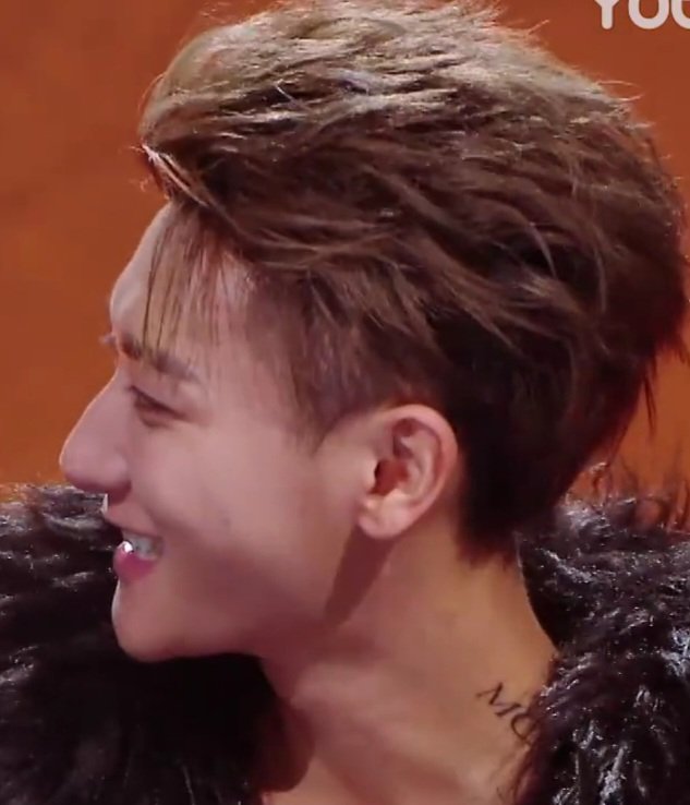 that tattoo slightly appearing from his neck 🥵
#ztao #huangzitao