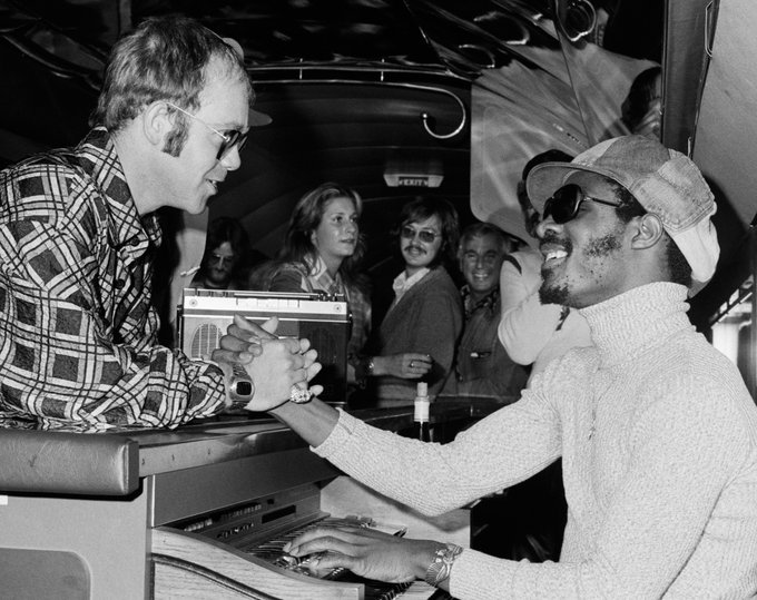 crockpics's tweet photo. Elton John &amp; Stevie Wonder, 1973. Photo by Bob Gruen. https://t.co/giHhl7Ykr9
