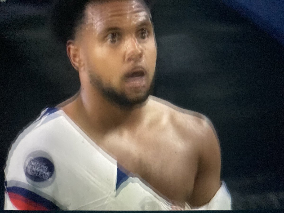 Mass brawl during USA v Mexico as Cesar Montes kicks new boy Folarin Balogun.

Red cards for Montes and Weston McKennie as a result.

McKennie’s shirt was ripped during the scuffle, but kisses the badge in front of the Mexico fans.

Shithouse at its finest.

#USMNT #Mexicojuega