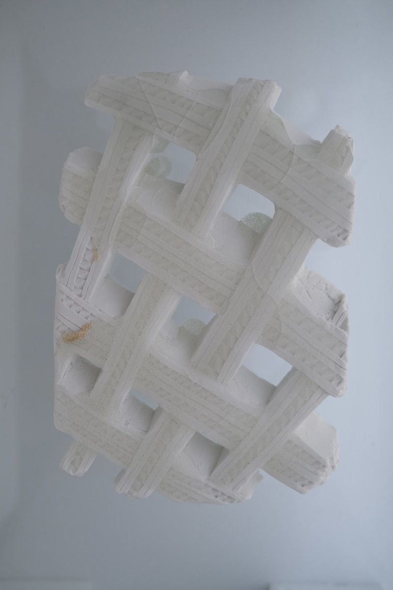 UUceramic's tweet image. 宮沢賢治の物語は自然があふれ、小さい頃の私はそれに憧れを持ちながら浸っていました。大人になり訪れた北上川のほとりで物語の中そのもののススキたちに出会いました。賢治の描写に改めて心を打たれ、対照的な市街地で生まれ育た私はどんな原風景を思い描くべきなのかを考えさせられました。