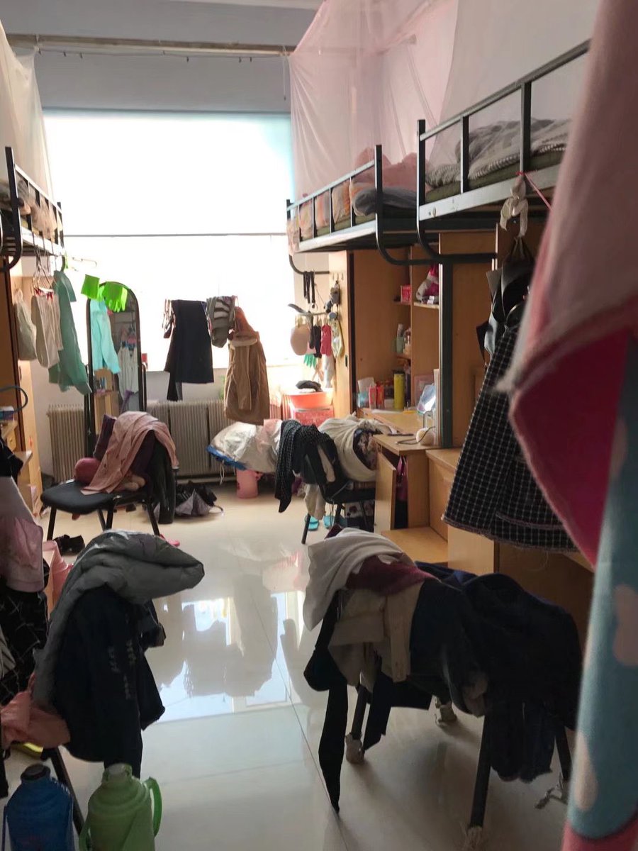 【寝室系列】现在已经开始为暑假做准备，为同好们的日常快乐负责。同时也把本地各大学校女孩穿了一夏天的白袜，放假前有个归宿。所以最近会有大量上新。想冲本届03 02的在校女孩白袜的。去我主页😏只做真实的女孩白袜。味道不一，视女孩为定。就像顺到女神的白袜时，套在下体时看着白袜却是黑色袜尖💦 https://t.co/DPYJirs8lA