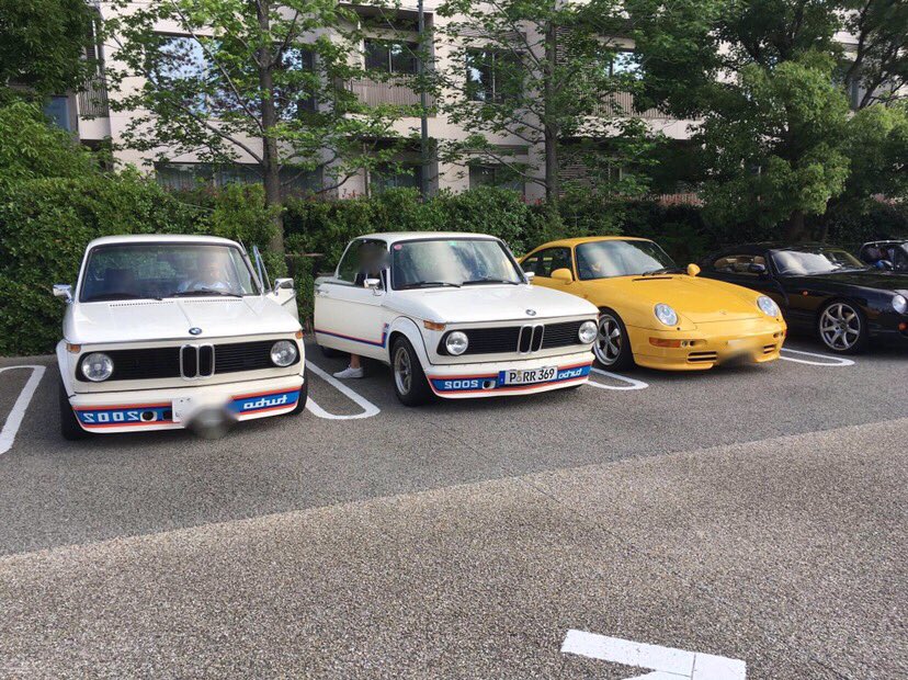 momopokomomo's tweet photo. 2023.6.16 魅力的なドイツ車達🐰BMW2002ターボ🚙と空冷式ポルシェ993🚙💐
#bmw #bmw2002 #bmw2002tii #bmw2002turbo #2002 #2002turbo #2002tii 
#porsche #porsche911 #porscheclub #porscheclassic #porsche993 #ポルシェ 
#ポルシェ911 #ポルシェ993 https://t.co/1mRmYMDzp4