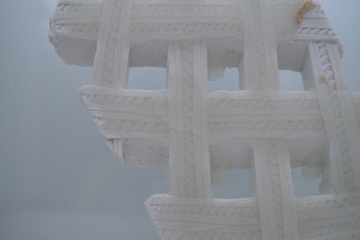 UUceramic's tweet image. porcelain object “private metamorphic rock woven-001 ” 2023.モチーフとするものは人工物で、それが結晶化あるいは化石化したようなイメージを制作しています。自然現象である「結晶化」をヒトが生み出してきたものにトレースし、人工の石ともいえる陶磁器によって置き換えようと試みています。