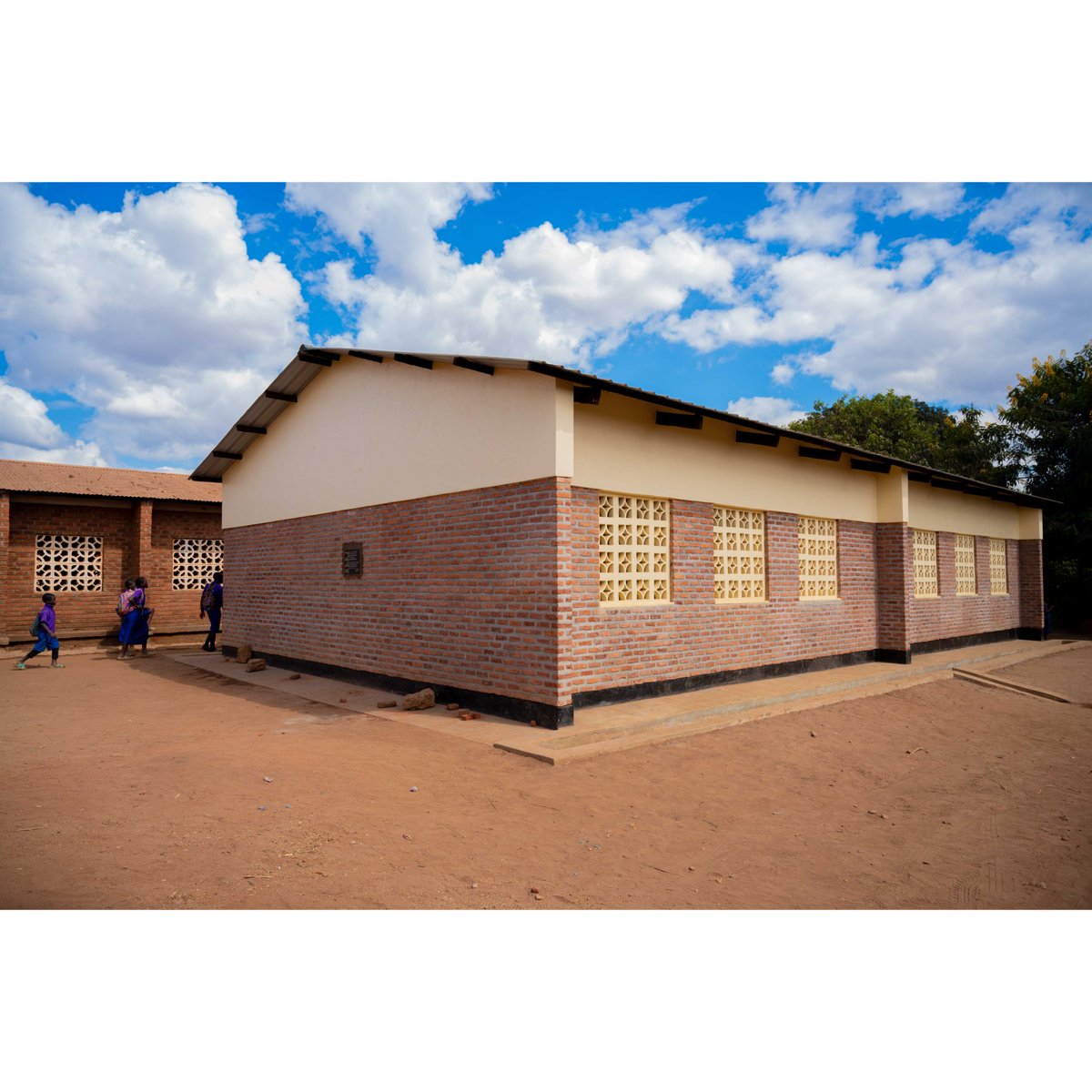 #CDHIB in #partnership with UNC Project Malawi donated a school block worth K15million to Nafutsa Primary School in Dzama on Wednesday 31st May 2023 that will elevate access to education.
#investment #education #development #infrastructure #CreatingValue #growth #MW2063 #Africa