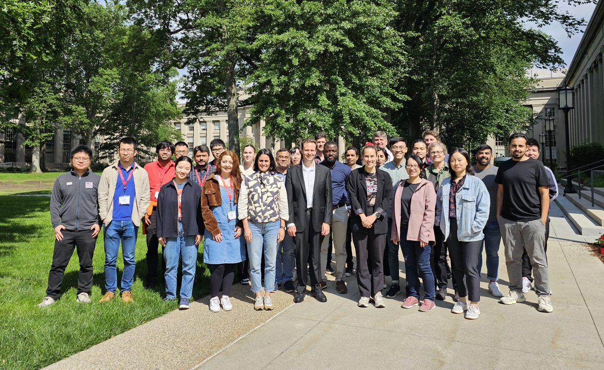 ProfBuehlerMIT's tweet photo. After an exciting day yesterday with project presentations, we'll be finishing off our #MultiscaleMaterialsDesign short course today with a deep dive into computing methods/hardware, and example applications of how we can use generative AI to solve forward and inverse materials problems.