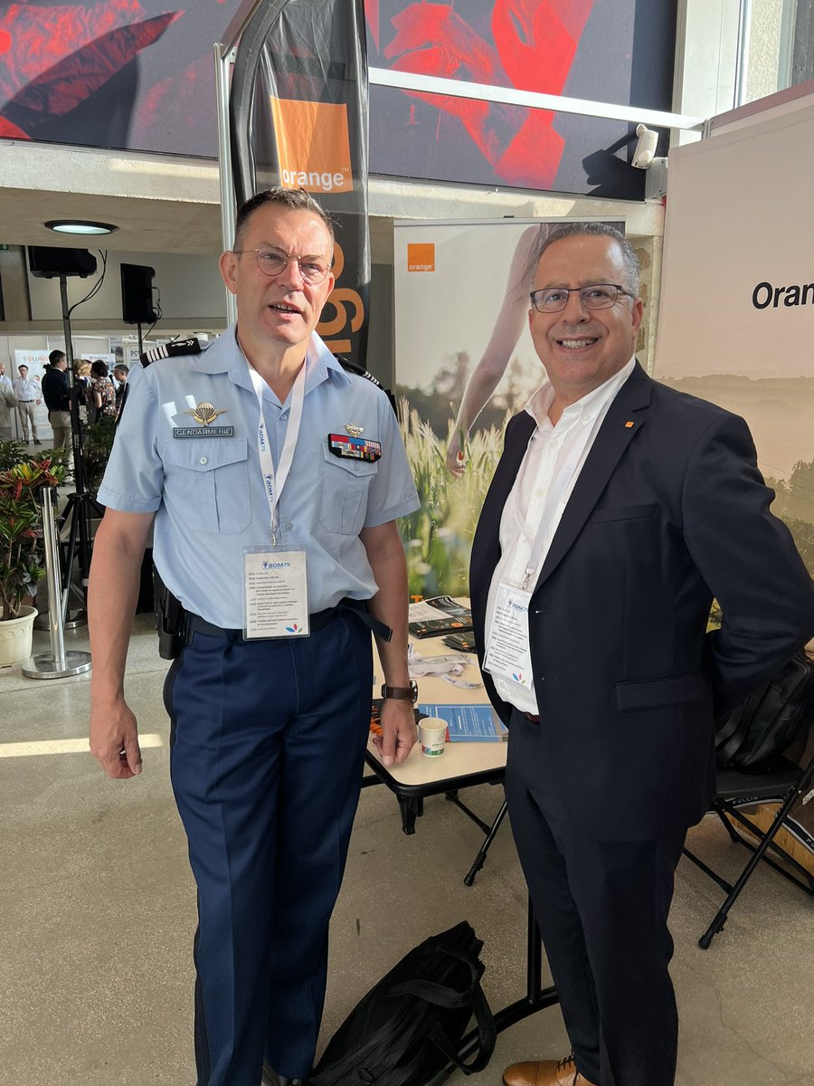 karimDinari's tweet photo. @OrangeNvAquit présent auprès des #collectivités au salon des Maires des @DeuxSevres à Bressuire. Écoute et échange autour du #THD et #RSE et #securite https://t.co/DLT7oXYWQj