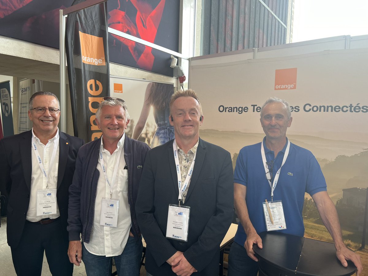 karimDinari's tweet photo. @OrangeNvAquit présent auprès des #collectivités au salon des Maires des @DeuxSevres à Bressuire. Écoute et échange autour du #THD et #RSE et #securite https://t.co/DLT7oXYWQj