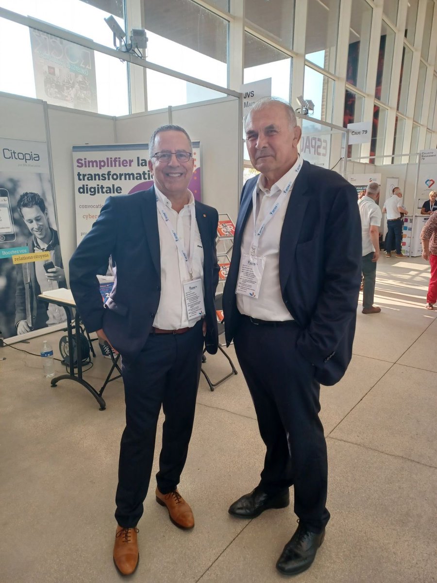 karimDinari's tweet photo. @OrangeNvAquit présent auprès des #collectivités au salon des Maires des @DeuxSevres à Bressuire. Écoute et échange autour du #THD et #RSE et #securite https://t.co/DLT7oXYWQj