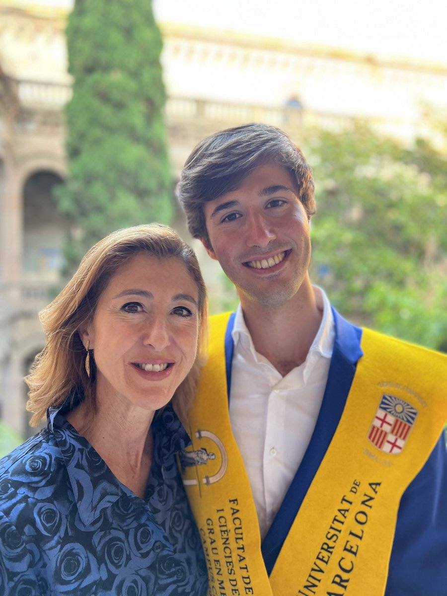 Ayer entregué una preciosidad de persona a la vida. Ayer estudiante, hoy doctor. La persona que es, es el mayor éxito de mi vida y siempre lo será.