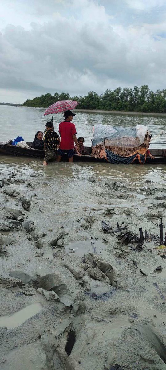 katycho22222's tweet photo. over 5000 local residents from 10 villages of #Thayetchaung tsp, Dawei district, Tanintharyi division yesterday owing the intense clashes between  junta armed forces and local forces there. #2023Jun16Coup #LegalizationOfNUG #WhatsHappeningInMyanmar https://t.co/II1sYA3wSv