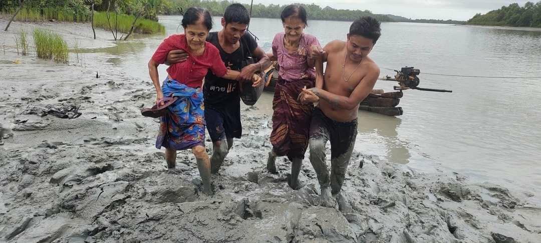 katycho22222's tweet photo. over 5000 local residents from 10 villages of #Thayetchaung tsp, Dawei district, Tanintharyi division yesterday owing the intense clashes between  junta armed forces and local forces there. #2023Jun16Coup #LegalizationOfNUG #WhatsHappeningInMyanmar https://t.co/II1sYA3wSv