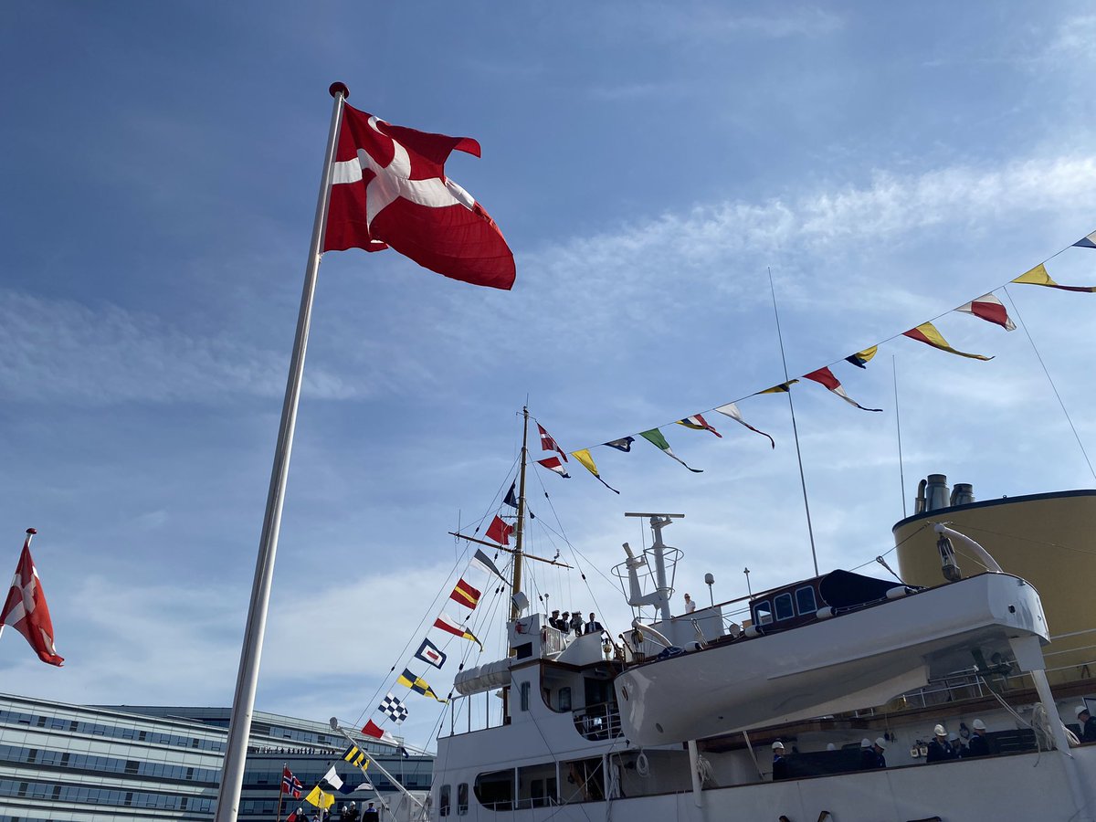 AarhusUni's tweet image. De to kongeskibe er ankommet til Aarhus Havn. Næste punkt på programmet er #AarhusUni, der modtager de royale familier, der skal hilse på rektor og norske studerende fra Aarhus. Brian Bech står her sammen med medicinstuderende Ingrid K. Nordbø 🇳🇴🇩🇰👑