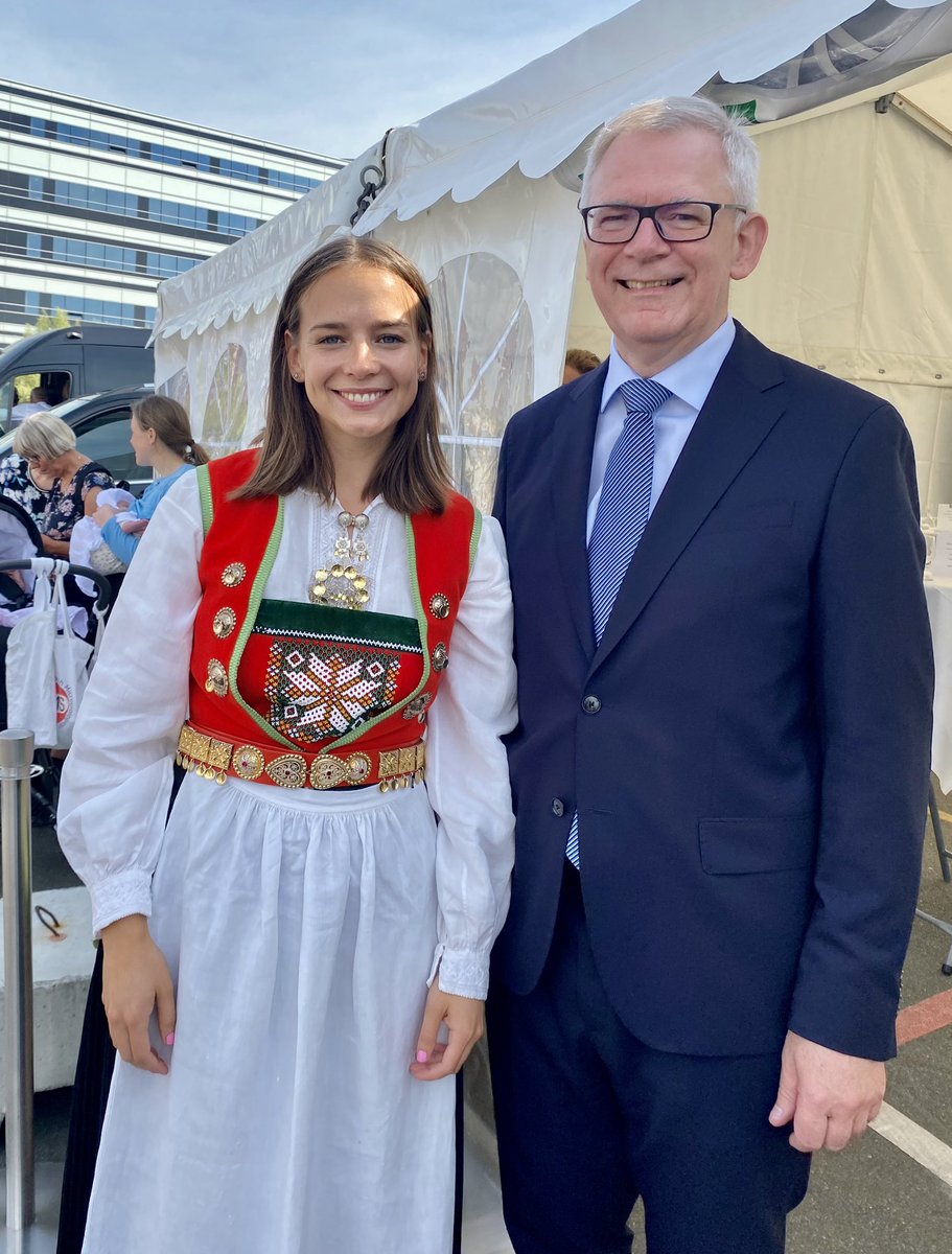 AarhusUni's tweet image. De to kongeskibe er ankommet til Aarhus Havn. Næste punkt på programmet er #AarhusUni, der modtager de royale familier, der skal hilse på rektor og norske studerende fra Aarhus. Brian Bech står her sammen med medicinstuderende Ingrid K. Nordbø 🇳🇴🇩🇰👑