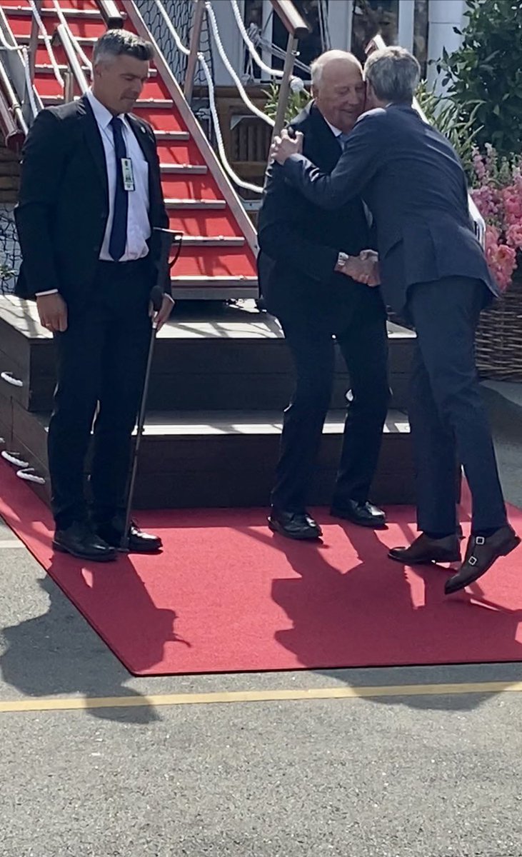 AarhusUni's tweet image. De to kongeskibe er ankommet til Aarhus Havn. Næste punkt på programmet er #AarhusUni, der modtager de royale familier, der skal hilse på rektor og norske studerende fra Aarhus. Brian Bech står her sammen med medicinstuderende Ingrid K. Nordbø 🇳🇴🇩🇰👑