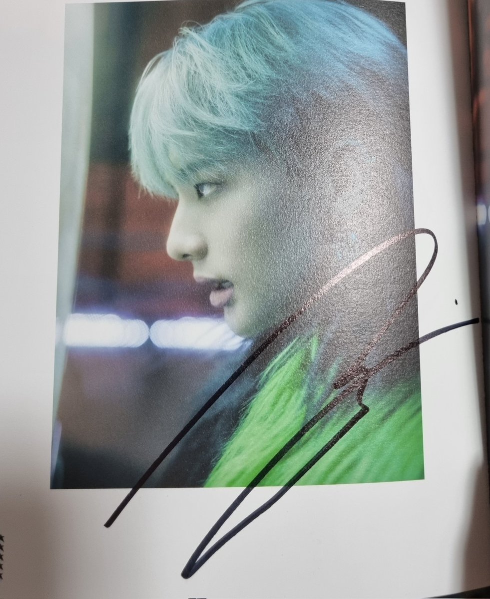 byeolharu_95's tweet photo. Han accidentally signed the wrong page of the album 😂 He started writing "To" and was like "oh wait that is the wrong page" and I was like "thats fine you can just sign the other pa-" and before I finished saying it he continued signing the wrong page 😭😂 https://t.co/HRC9WMvPRc