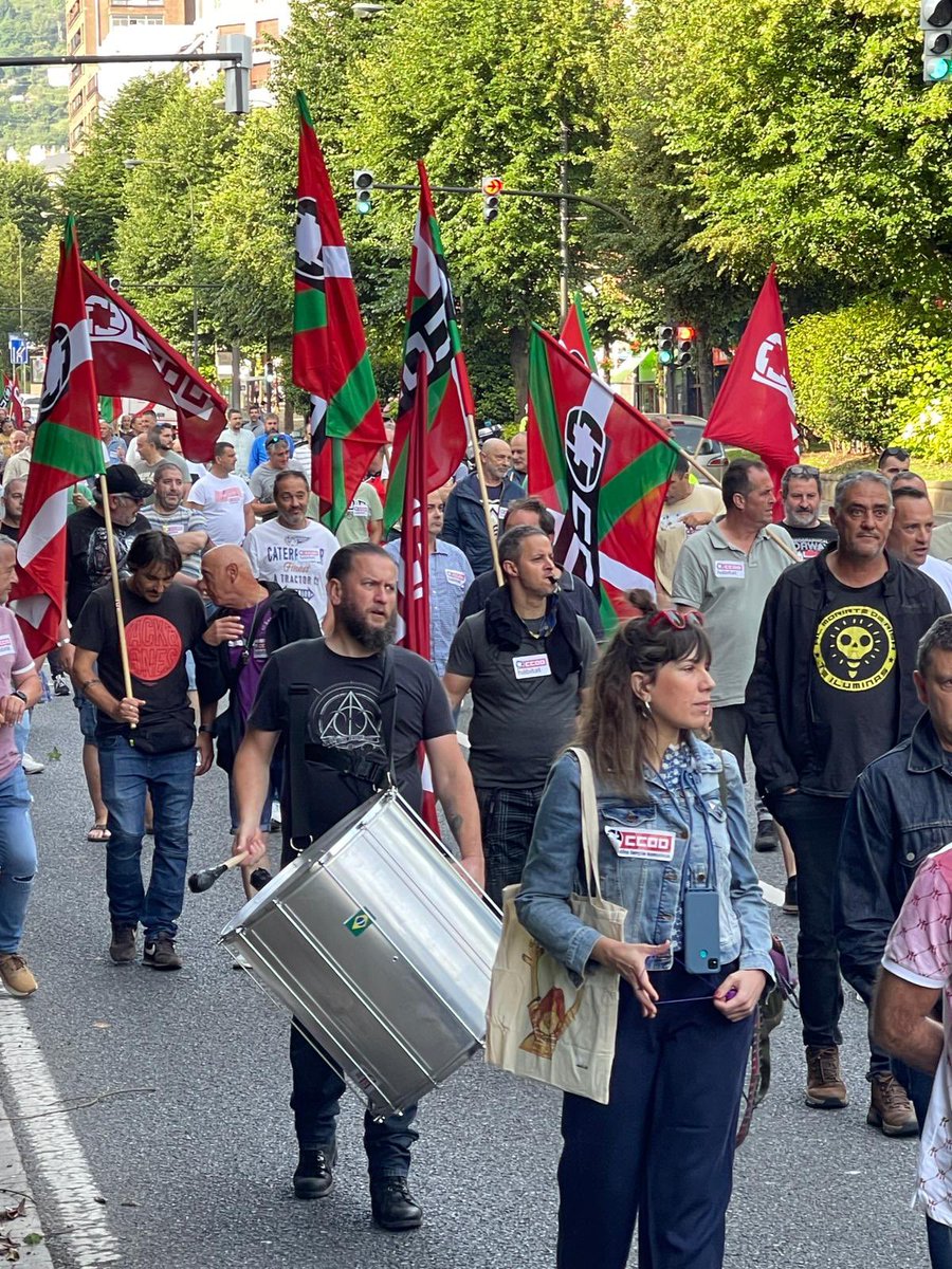 Hoy hemos vuelto a ocupar las calles de Bilbao, en la segunda jornada de huelga de las y los trabajadores de la Construcción de Bizkaia. Peleando por unos salarios justos que garanticen el poder adquisitivo #SalarioOConflicto