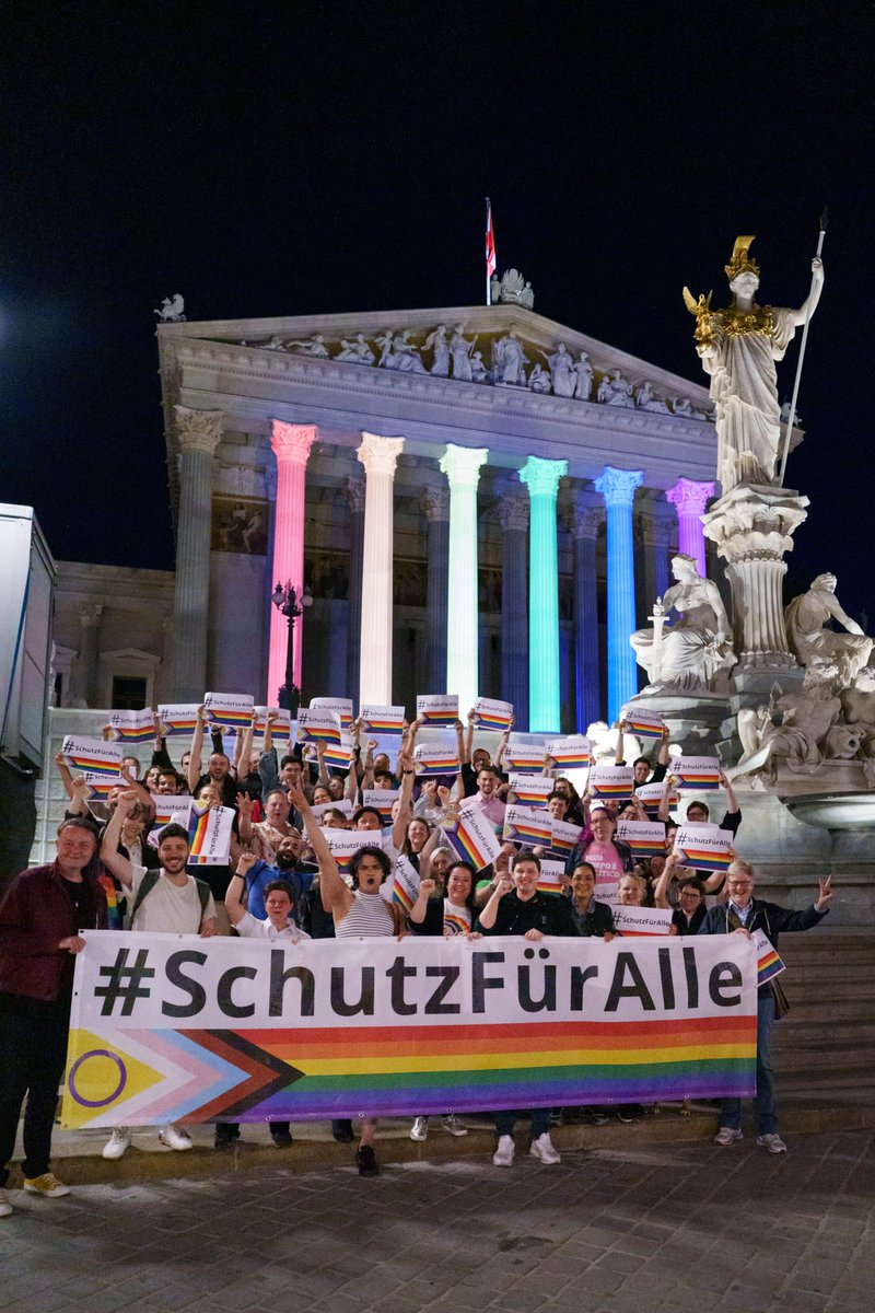 Wir freuen uns, dass sich das österreichische Parlament im Rahmen der Pride-Feierlichkeiten mit der LGBTIQA+ Community solidarisch zeigt.

Gleichzeitig fordern wir ihr politisches und praktisches Engagement zum Schutz der gesamten LGBTIQA+ Community durch - 

#SchutzFürAlle