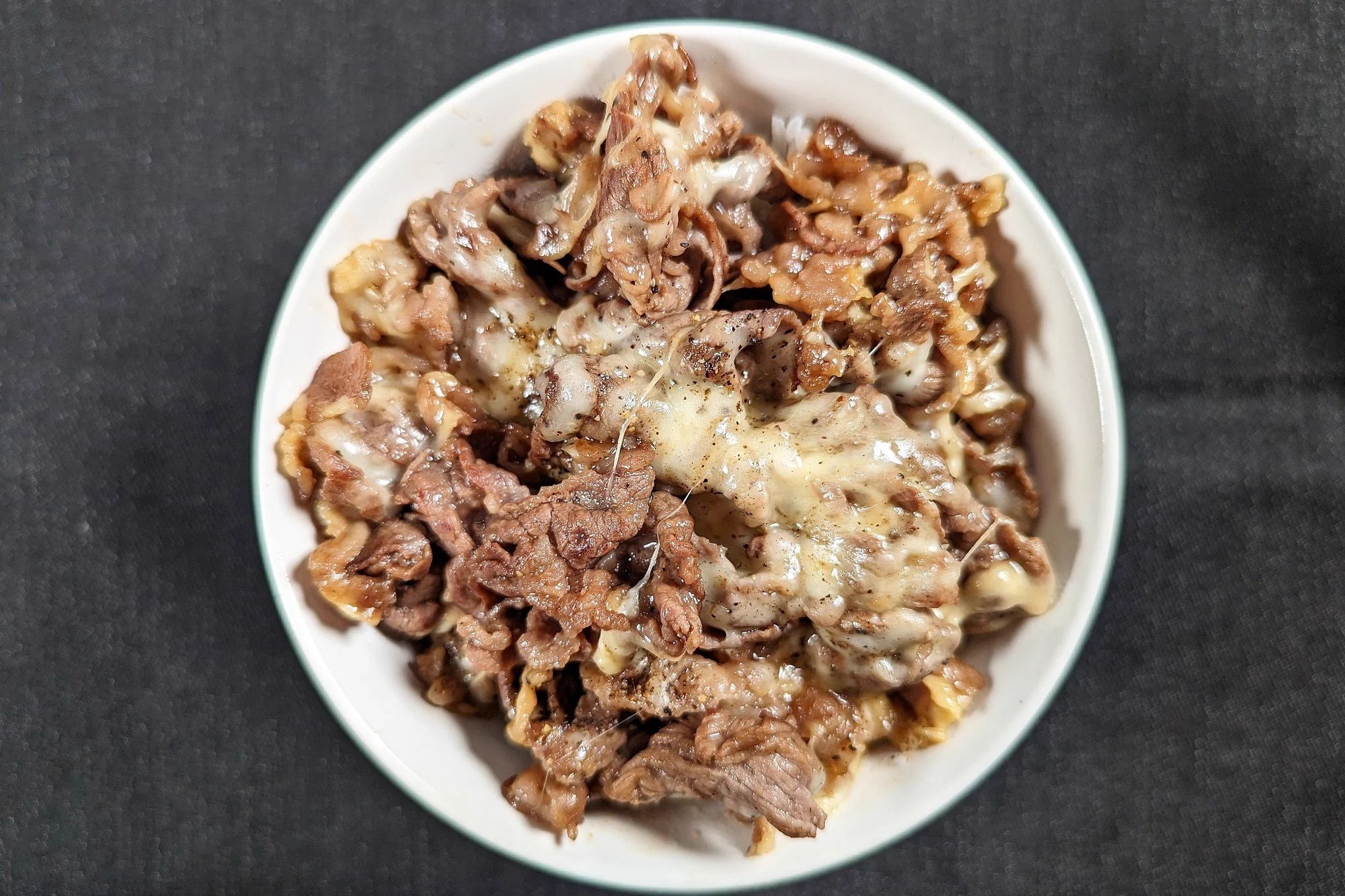 満足感たっぷりの一品に仕上がりそう！チーズとの組み合わせが美味しそうな「牛丼」レシピ！