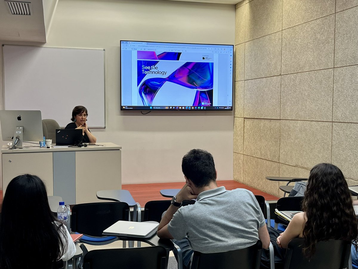 svilajoana's tweet photo. Al Màster en Comunicació Corporativa de @BlanquernaFCRI hem gaudit de l’expertesa i el do de l’@Steleta, #PR Director del @MWCapital, per explicar projectes tecnològics complexos de manera extraordinàriament brillant, clara i empàtica. GRÀCIES, Estel, i gràcies @patriciacoll 📲🔝 https://t.co/4xQd99c2yD