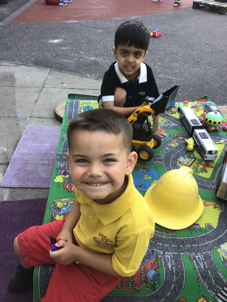 Honeywellnurs's tweet image. Fun outdoors with our friends 😎🌈❤️#buildingfriendships