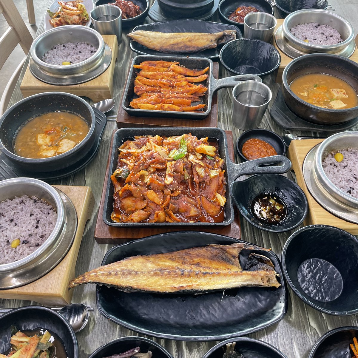 Matzipoppa's tweet photo. 📍소담명가찰솥밥본점

제주 여행 중 정말 맛있게 먹었던 한식 맛집이다.18첩 반상으로 나오고 흑돼지요리, 전복요리, 고등어, 은갈치 등 제주 특산물 요리가 많아 좋았다. 고기, 해산물을 좋아한다면 호불호없이 누구나 좋아할 만한 곳이었다.

#제주여행 #제주맛집 #제주맛집추천 #제주한식맛집 https://t.co/dFiqSmEcq2