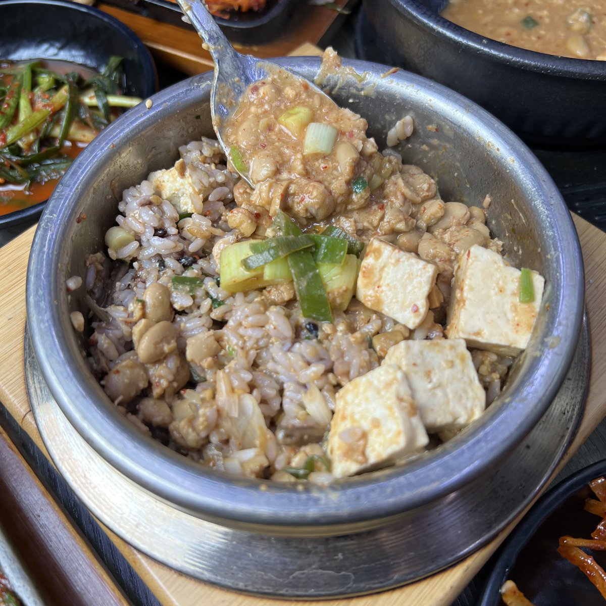 Matzipoppa's tweet photo. 📍소담명가찰솥밥본점

제주 여행 중 정말 맛있게 먹었던 한식 맛집이다.18첩 반상으로 나오고 흑돼지요리, 전복요리, 고등어, 은갈치 등 제주 특산물 요리가 많아 좋았다. 고기, 해산물을 좋아한다면 호불호없이 누구나 좋아할 만한 곳이었다.

#제주여행 #제주맛집 #제주맛집추천 #제주한식맛집 https://t.co/dFiqSmEcq2