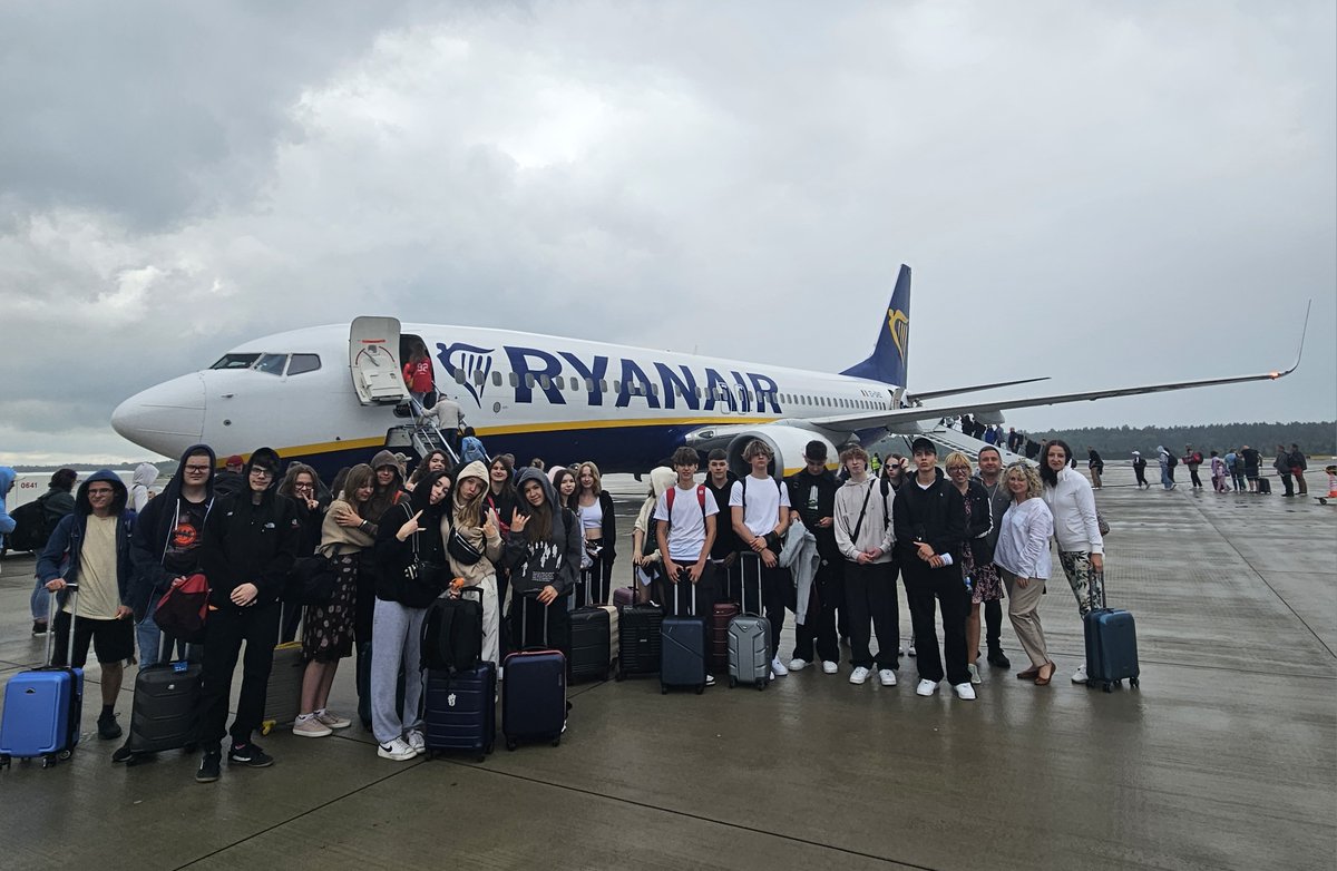 SzczecinAirport's tweet photo. Kierunki dostępne z naszego lotniska są chętnie wybierane także na wycieczki klasowe.😎
✈️Dzisiejszym rejsem #Ryanair do Londynu odleciały dwie klasy z I Liceum Ogólnokształcącego w Szczecinie. Pomimo pogody humory dopisywały.
Życzymy udanej podróży!☺️
#LatamzeSzczecina #SZZSTN https://t.co/EjgaCS8u4r