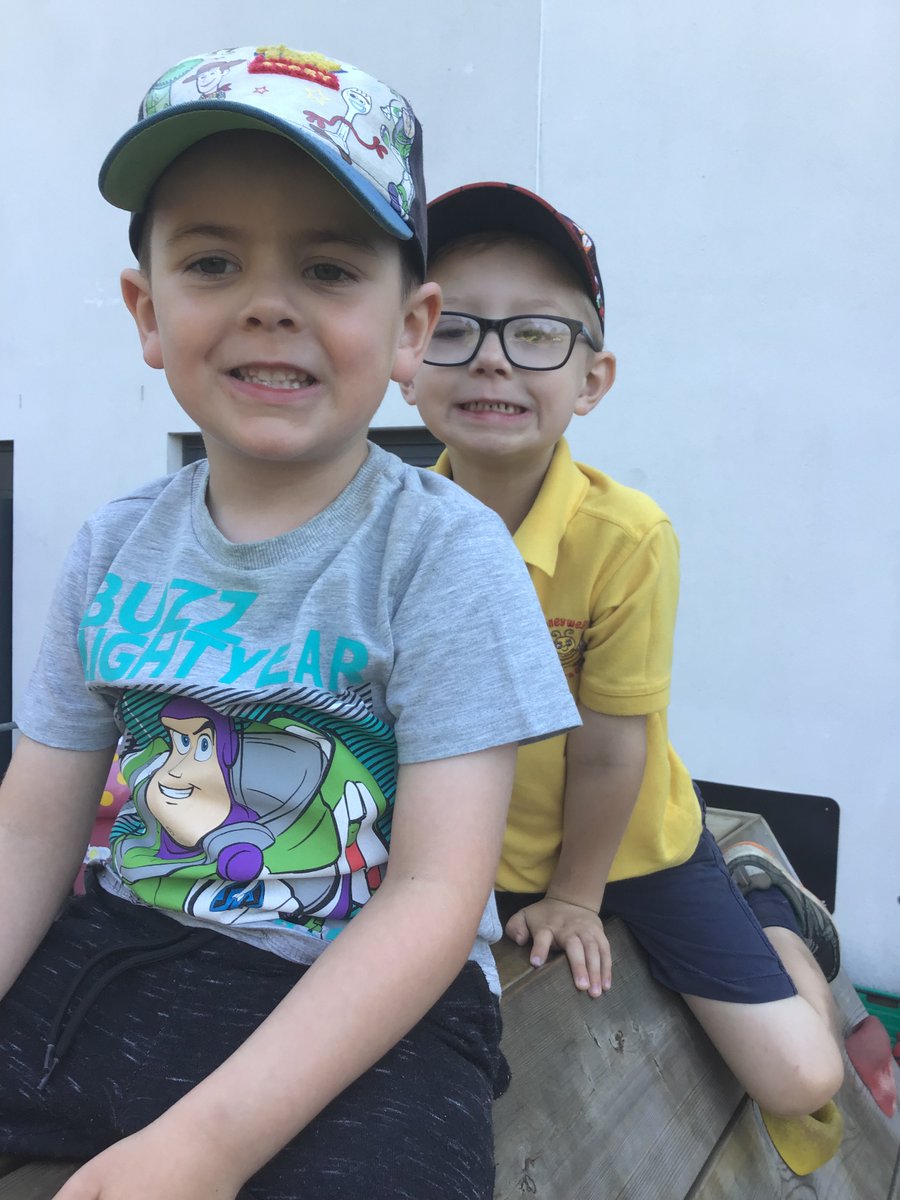 Honeywellnurs's tweet image. Fun outdoors with our friends 😎🌈❤️ #buildingfriendships