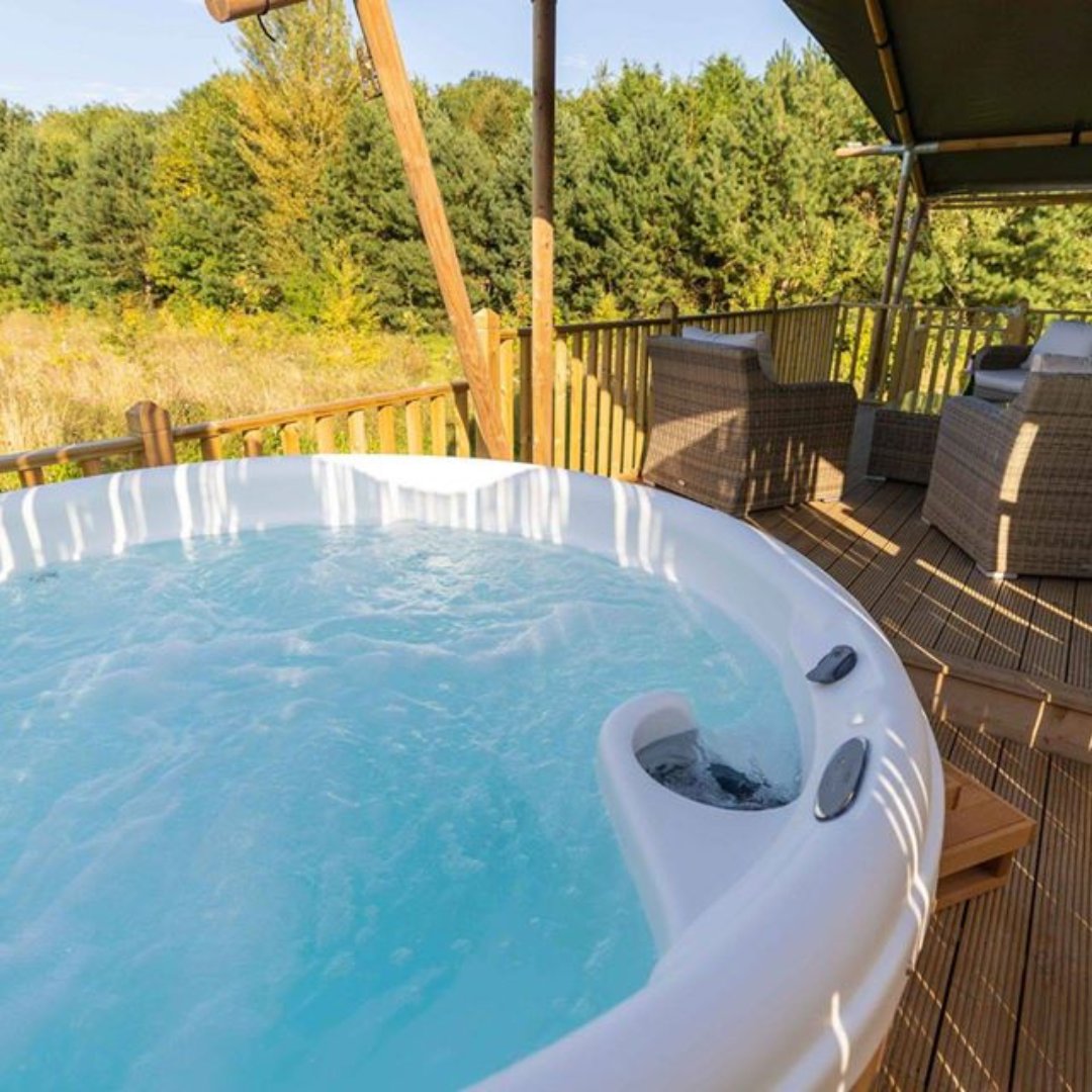 Birdholme's tweet photo. Each and every one of our lodges is fully equipped to make your stay luxurious and comfortable. That includes cosy comfortable beds, ample kitchen facilities plus a fire pit and hot tub! What are you waiting for?  
https://t.co/Mxg5uIGIJW 

#ukglamping #luxuryweekend #weekendaway https://t.co/ZPYcNPDYoc