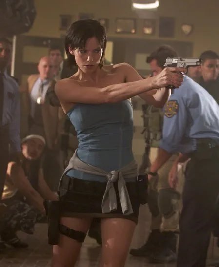 Sienna Guillory Photo: Sienna as Jill Valentine in Resident Evil