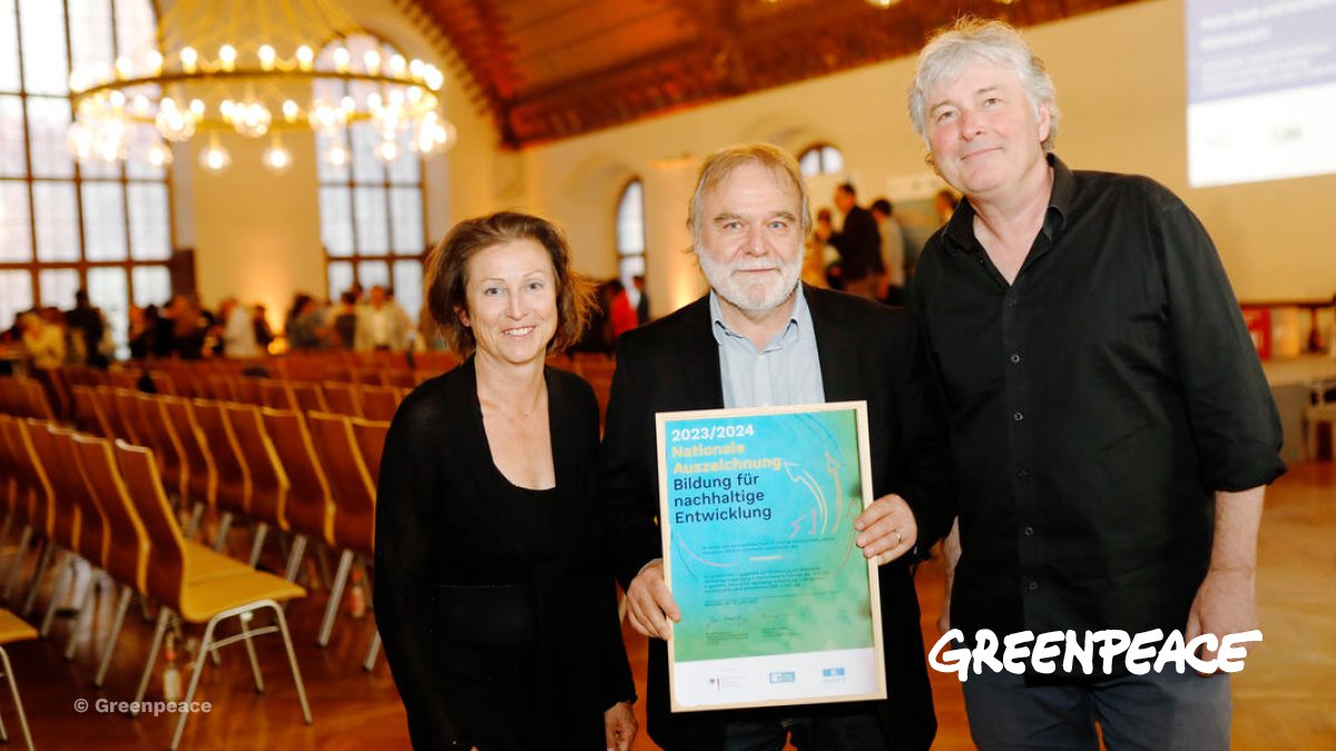 Good News: <a href="/bmbf_bund/">By Ethical Hacker</a> und @unesco haben das Bildungsengagement von Greenpeace ausgezeichnet. 2022 erreichte unser Bildungsmaterial über 1 Mio. Schüler:innen! 🎉 #BNE2030
#GreenpeaceMachtSchule für alle Schulformen, für berufliche Bildung und Hochschulen.
➡️act.gp/3paFm64