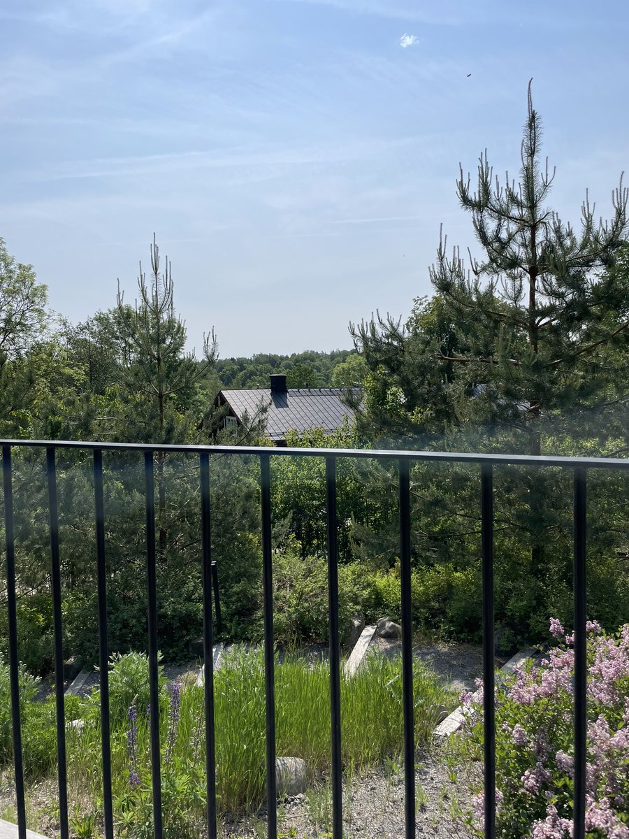 Viimeiset päivät tällä etäkonttorilla. Vaikka maalla on kaunista varsinkin näin kesällä, kaipaan Espan vilinää, ihania ruokapaikkoja ja merta. Juhannuksen jälkeen 6kk odotuksen jälkeen uuteen kotiin rakkaaseen Kamppiin! #stadi #kesäonparasta