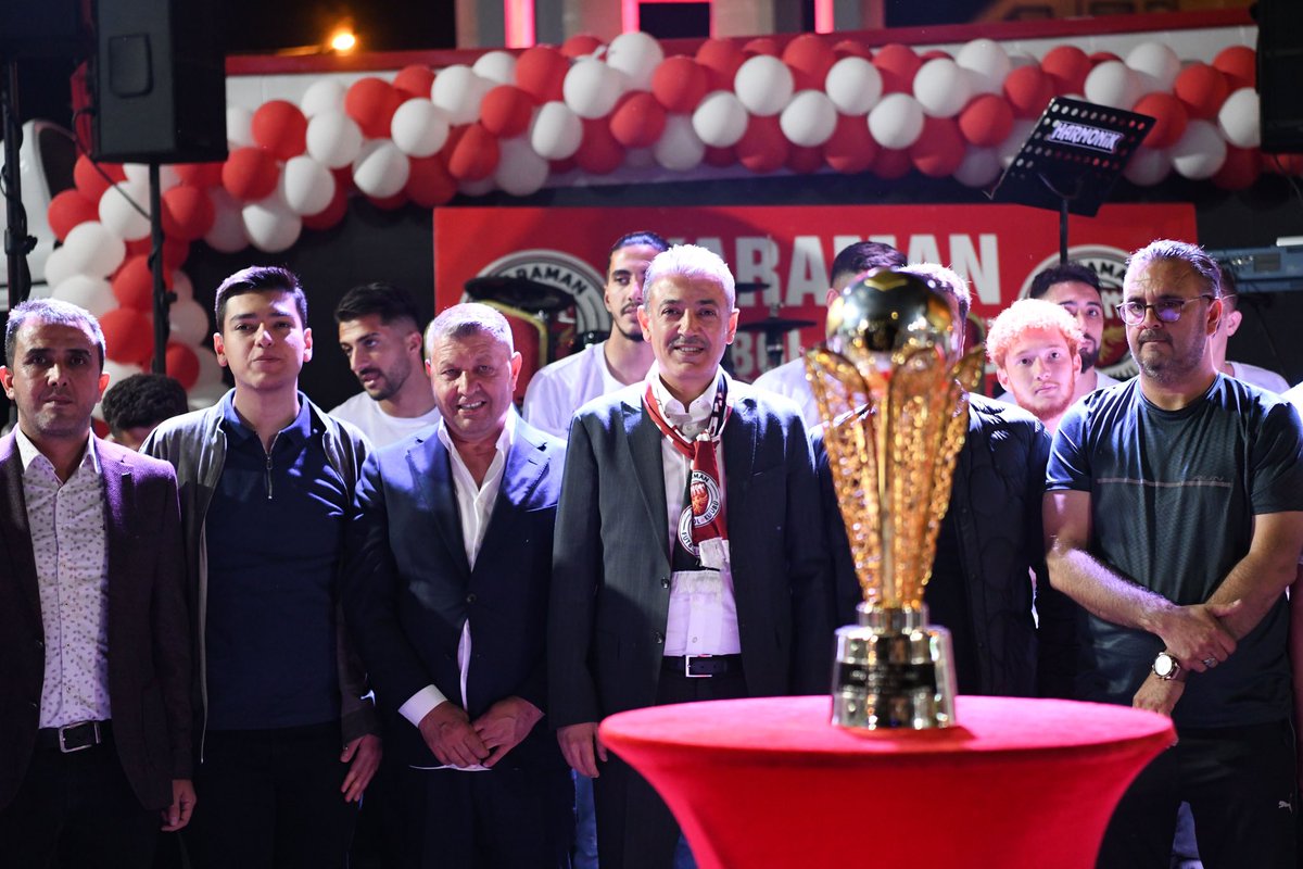 KaramanValiligi's tweet image. ➡️Valimiz Sn. Tuncay Akkoyun TFF 3. Lig Play-Off finalinde Armoni Alanya Kestelspor&apos;u 2-1 mağlup ederek TFF 2. Lig&apos;e yükselen Karaman Futbol Kulübü’nün Kupa Törenine Katıldı.

👉 karaman.gov.tr/valimiz-sn-tun…