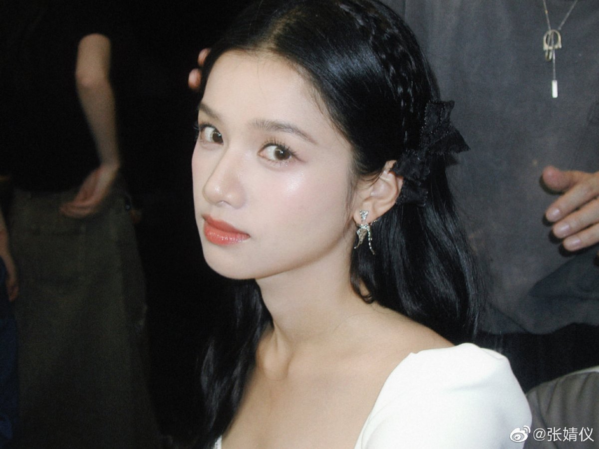 [230616]  JingYi weibo update

#TodayisFriday#🍭

(Her selfies during Lancôme live)😍

#ZhangJingYi