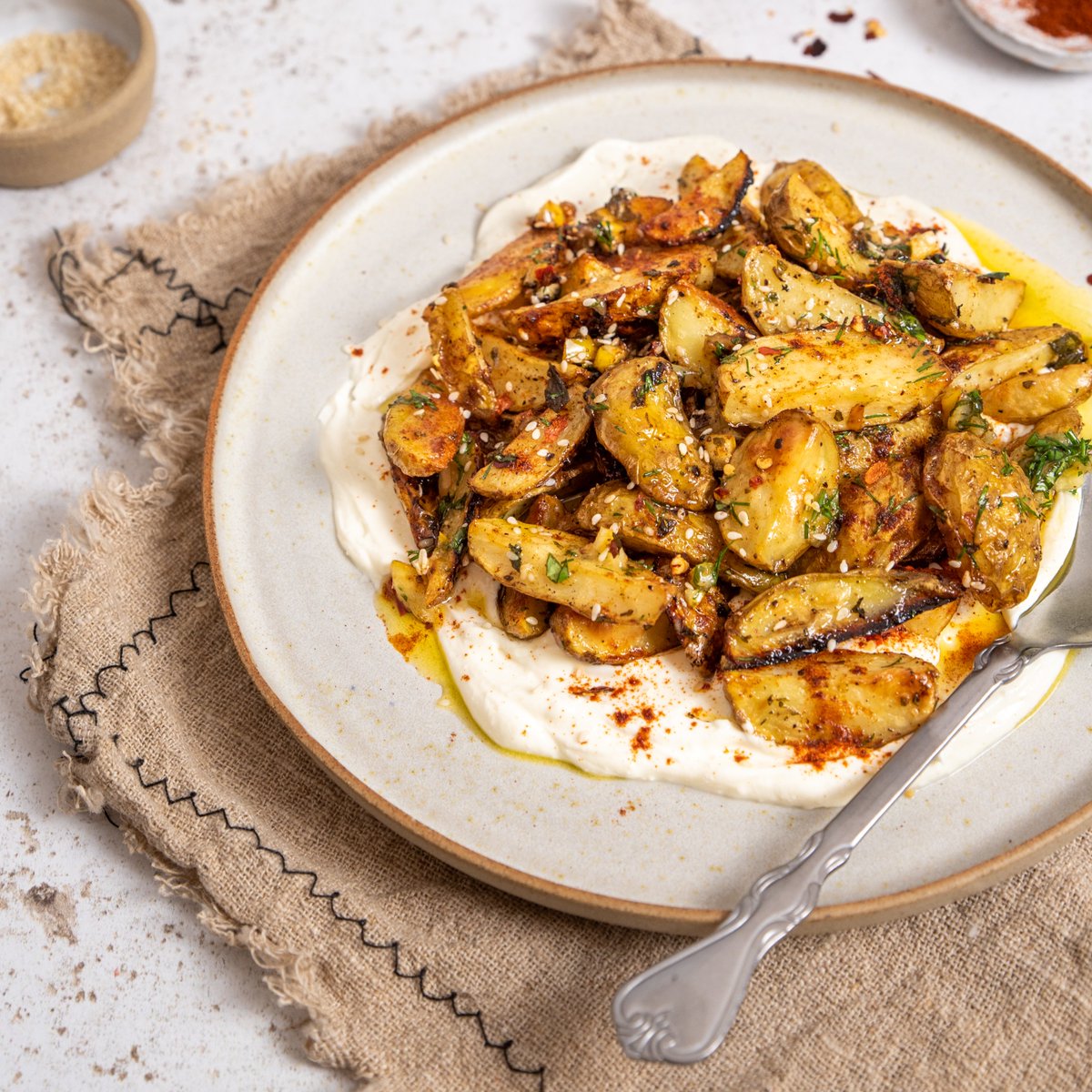 Looking for inspiration for your Father’s Day feast? Try making these crispy oregano #JerseyRoyals with a creamy feta dip. The perfect match for a succulent steak to make dad’s day! Head to the link below for the recipe jerseyroyals.co.uk/recipe/jersey-… #SimplySeasonal